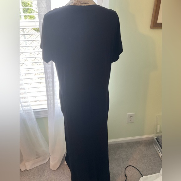 Burgundy Apparel - Black Maxi Dress with Side Slit and Pockets - Picture 3 of 7